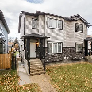 Holiday home Vibrant Modern Oasis - Free Parking, Netflix, Fast Wi-fi - Long Stays Welcome Edmonton