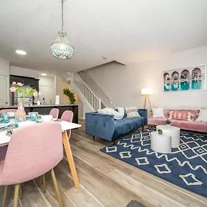 Holiday home Mediterranean Oasis: King With Jacuzzi & Entertainment Edmonton